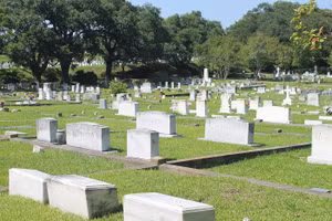 Bí ẩn cầu thang nhỏ dẫn xuống phần mộ bé gái 149 năm tuổi 