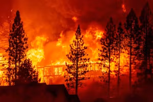 Một ngôi nhà chìm trong biển lửa ở khu vực Tollhouse, Hạt Fresno (California) ngày 8/9.
