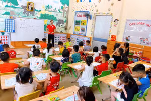 Tăng cường cơ sở vật chất trường lớp trong quá trình triển khai “xây dựng trường mầm non lấy trẻ làm trung tâm”. Cô và trò HS Trường MN Việt Hà (thành phố Lào Cai - Lào Cai).	Ảnh: NTCC