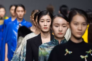 Người mẫu Trung Quốc phải bán hàng online khi mất show vì Covid-19