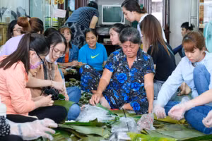 Người dân TP Cần Thơ gói bánh gửi đồng bào miền Trung.
