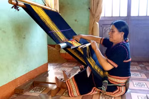 Bà Mlốp sẵn sàng truyền dạy nghề dệt thổ cẩm cho bất kì ai muốn học chứ không giữ riêng cho gia đình.