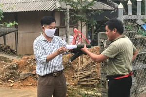 Những bài học để vào ống nứa được thầy Thanh và các đồng nghiệp giao cho HS trong những ngày giãn cách vì Covid-19. Ảnh: TG