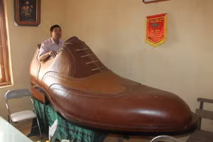 10 thợ giỏi làm trong 3 tháng mới xong chiếc giày da lớn nhất Việt Nam. 