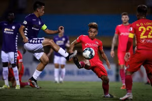 Cao Văn Triền (giữa) khiến Văn Quyết và các đồng đội gặp nhiều khó khăn trong cuộc đấu trên sân Hàng Đẫy giai đoạn 1 V-League 2020. Ảnh: INT.