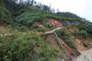 Đường DH 83 sạt lở, “hở hàm ếch” gây nguy hiểm cho người tham gia giao thông.