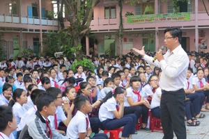 Ông Ngô Ngọc Hoàng Vương trò chuyện với HS Đà Nẵng trong một chương trình ngoại khóa. Ảnh: TG