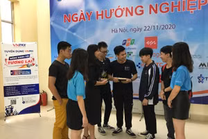 Chuyên gia tư vấn cho sinh viên trong Ngày hướng nghiệp tại Trường ĐH Khoa học Tự nhiên – ĐHQG Hà Nội. Ảnh: TG