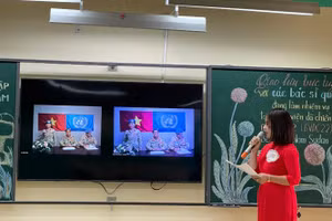 Giáo viên giới thiệu các bác sĩ tham gia giao lưu trực tuyến.