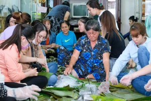 Người dân TP Cần Thơ gói bánh gửi đồng bào miền Trung.