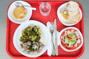 Một bữa trưa của học sinh Pháp.