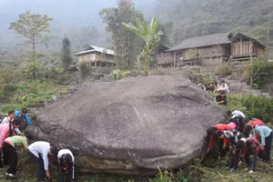 Hàng ngày, có rất nhiều đoàn khách cũng như học sinh, sinh viên đến tham quan bãi đá cổ.