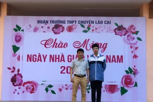 Thầy Phạm Văn Điệp (trái) cùng em Lê Quang Hưng - giải Nhất trong kỳ thi NCKH quốc gia năm học 2018 – 2019. Ảnh: NVCC