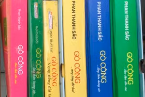 Sách về Gò Công của Phan Thanh Sắc bộ cũ (2010, 2012, 2018) và mới (2020). Ảnh: Văn Giai