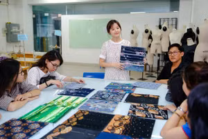 Giảng viên Midu hướng dẫn SV. Ảnh: NTCC.