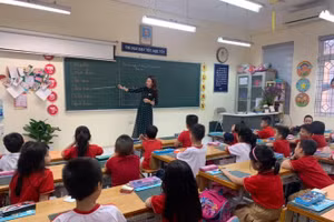 Cô và trò lớp 1 Trường Tiểu học Phan Đình Giót (Thanh Xuân – Hà Nội). Ảnh: TG