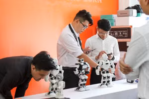 Sinh viên ĐHQG TPHCM tại Trung tâm Ươm tạo Doanh nghiệp đổi mới sáng tạo.