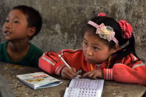 Trẻ em gái đi học tại tỉnh Quý Châu.