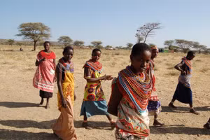 Trẻ em gái Kenya.