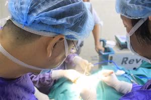 Các bác sĩ điều trị cho bệnh nhân bạch sản lưỡi. Ảnh: Bệnh viện E cung cấp