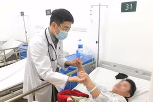 Một bệnh nhân trẻ tuổi đột quỵ tại Trung tâm Đột quỵ. Ảnh: BVCC