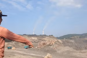 Người dân cho hay: Khai trường khai thác than Suối Lại của Công ty than Hòn Gai không đảm bảo an toàn cho người dân