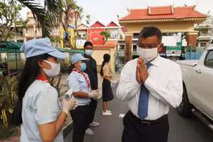 Bộ trưởng Giáo dục Hang Chuon Naron chào mừng học sinh trong chuyến thăm đến một trường ở Phnom Penh.