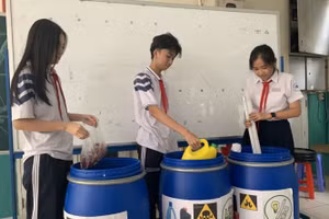 Học sinh Trường THCS Nguyễn Du, Quận 1, TPHCM tham gia thu gom chất thải nguy hại tại gia đình đem nộp tại trường. Ảnh: NTCC