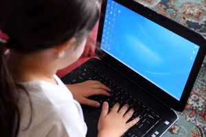 Bộ Giáo dục sẽ tiếp tục cung cấp thêm máy tính cho các trường.