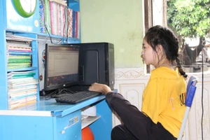 Y Julie làm quen với chiếc máy tính được mạnh thường quân trao tặng.