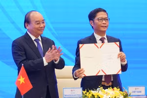 Bộ trưởng Công Thương Trần Tuấn Anh, đại diện Việt Nam, ký Hiệp định RCEP trước sự chứng kiến của Thủ tướng Nguyễn Xuân Phúc. Ảnh:chinhphu.vn