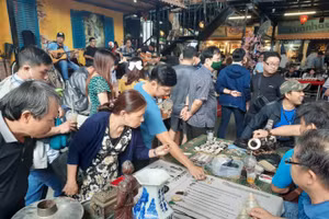 Khách đến chợ phiên sáng Chủ nhật tại quán cà phê Cao Minh. Ảnh: TG