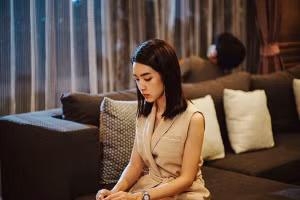 Lên thăm chồng sắp cưới, thấy một thứ trong thùng rác cô gái quyết định hủy hôn