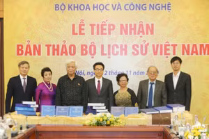 Phó Thủ tướng Vũ Đức Đam cùng một số tác giả trong lễ bàn giao bản thảo bộ Quốc sử ngày 12/11.