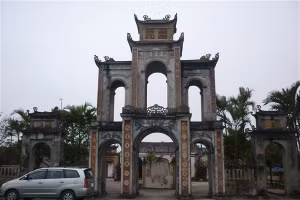 Cổng đền 5 cửa độc đáo của đền Đỏ.