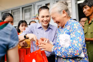 Là một nghệ sĩ lớn, Mỹ Tâm vẫn giản dị và thân thiện trong các buổi từ thiện.