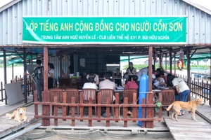 Lớp học tiếng Anh trên bè nổi tại Cồn Sơn.