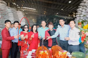 Lộ diện mẹ chồng tương lai quyền lực của Hòa Minzy