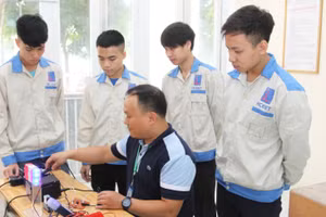 Hướng dẫn kỹ năng cho học viên học nghề.