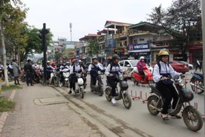 Xe đạp điện đang là phương tiện chủ yếu để học sinh tới trường.