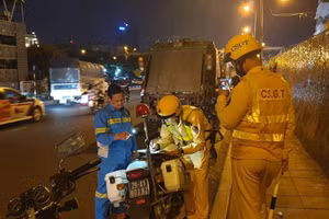 Lực lượng chức năng lập biên bản, xử lý các trường hợp xe vệ sinh môi trường vi phạm.