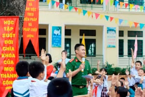 Tuyên truyền Luật Phòng, chống ma túy tại Trường Tiểu học và THCS xã Trạch Mỹ Lộc, huyện Phúc Thọ.