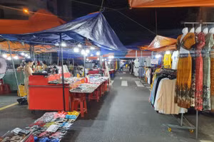 Chợ đêm Sơn Trà (TP Đà Nẵng) khá vắng du khách. 