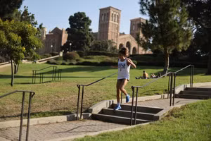 Sinh viên được phép ở trong ký túc xá trường dù số ca nhiễm tăng cao.