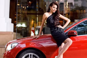 Thanh Hằng khoe tủ đồ hàng hiệu "khủng": Túi xách, giày dép đắt đỏ la liệt dưới sàn nhà 