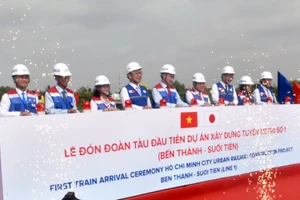 Lãnh đạo TPHCM cùng các đối tác thực hiện nghi thức đón đoàn tàu metro đầu tiên. Ảnh: C.Chương.