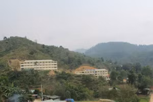 Phải bạt đồi để có đủ 2ha mặt bằng xây dựng Trường THPT Võ Chí Công (Tây Giang). 