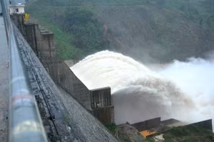 Cửa sả lũ của thuỷ điện - Ảnh minh hoạ