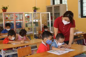 Cô và trò trường Tiểu học Tràng Xá (Võ Nhai, Thái Nguyên)