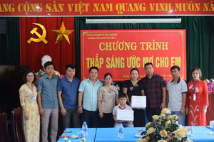 Đại diện địa phương, các đơn vị, cá nhân trao tặng hỗ trợ cho học sinh Đinh Quang Huy